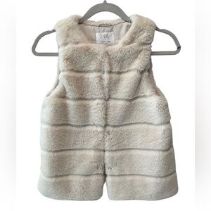 Zara Girls Faux Fur Vest 9/10 Cream Ivory Soft Cozy Plush Furry Hook Closure